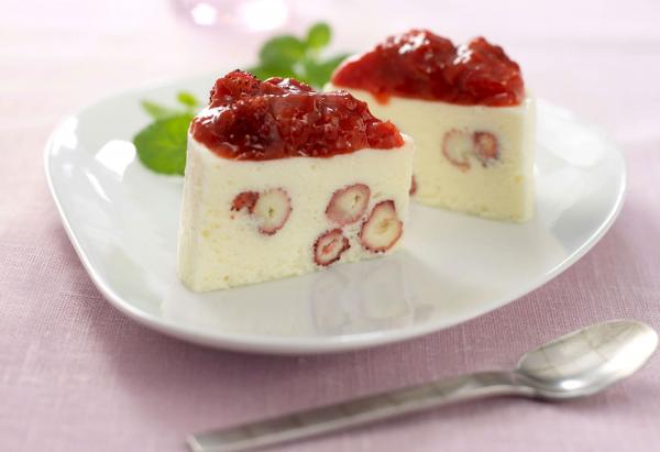Cake with white chocolate and strawberries